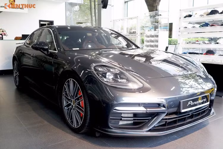 Vào ngày 18/2/2017 vừa qua, chiếc siêu xe Porsche Panamera Turbo 2017 đầu tiên về Việt Nam có giá bán lên tới gần 12 tỷ đồng và đã có chủ. Bên cạnh đó, chiếc xế hộp của vị đại gia này còn được trang bị thêm một số đồ chơi đắt tiền khác kèm theo xe có giá hàng trăm triệu đồng.