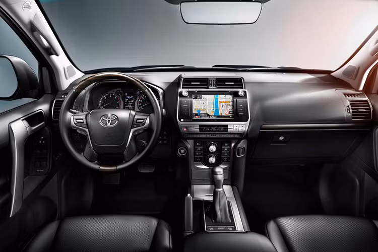 Tương tự ngoại thất, nội thất của Toyota Land Cruiser Prado 2018 cũng được "thổi làn gió mới" bằng bảng táp-lô, cụm đồng hồ và cụm điều khiển trung tâm khác biệt. Vô lăng 4 chấu và cụm điều khiển trung tâm được mượn từ Toyota Land Cruiser 200. Hệ thống thông tin giải trí của mẫu SUV này đi kèm màn hình cảm ứng 8 inch mới.