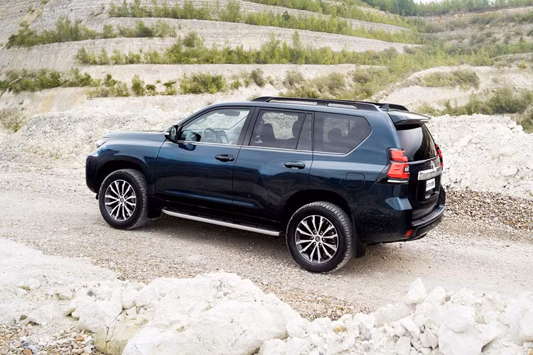 Nói cách khác, phiên bản dùng động cơ xăng 4 xy-lanh, dung tích 2,7 lít của Toyota Land Cruiser Prado sẽ bị "khai tử" tại thị trường Trung Quốc dù chưa được ra mắt chính thức. Trong khi đó, ở thị trường nước ngoài, dòng SUV này vẫn tiếp tục được ưa chuộng với động cơ 2,7 lít như cũ.