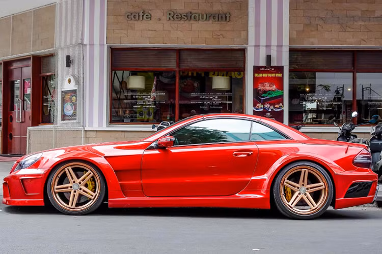 Tháng 6/2014, chiếc SL 55 AMG hàng hiếm tại Việt Nam được độ wide bodykit của hãng Misha Design. Ý tưởng chủ đạo trên mẫu xe này lấy cảm hứng từ bản độ của hãng Platinum Motorsport với siêu xe SL 65 AMG Black Series, được công bố tại triển lãm SEMA Las Vegas năm 2010.