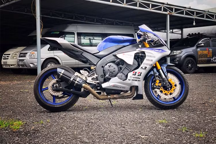 Chiếc Yamaha YZF-R1 trong bài thuộc đời 2005, xe được Garage môtô Tự Thanh Đa làm mới lại hiệu suất và dàn áo mang phong cách siêu môtô Yamaha R1M hiện đại. Tổng thể của xe sử dụng bộ cánh thừa hưởng từ thế hệ 2015 cùng nhiều chi tiết nhấn nhá mang đậm phong cách xe đua.