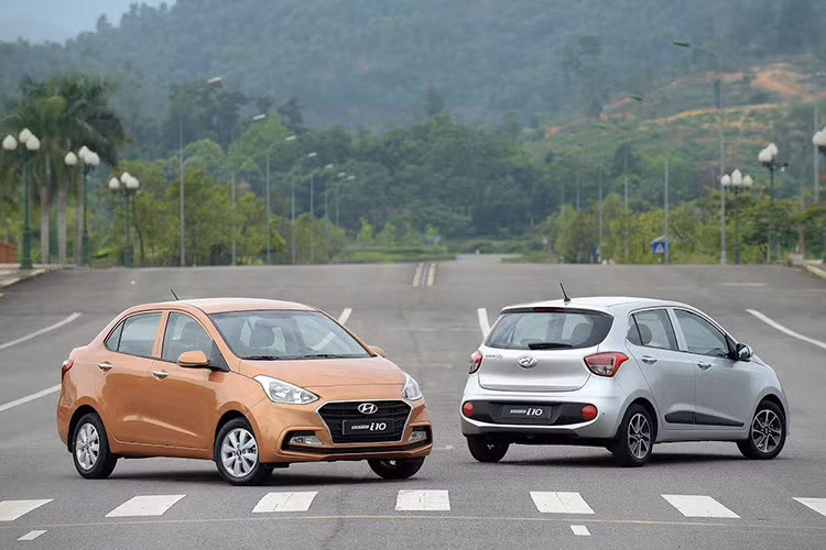 Hyundai Grand i10 là mẫu xe hiện đứng vị trí số 1 của Hyundai Thành Công về lượng bán với hơn 50.000 chiếc được bán ra trong 3 năm từ 2014 – 2016. Đến tháng 7/2017, HTC đã chính thức đưa dây chuyền lắp xe Grand i10 mới vào hoạt động, góp phần giảm giá sản phẩm. Đây cũng là mẫu xe nhỏ gọn, phù hợp với phụ nữ Việt.