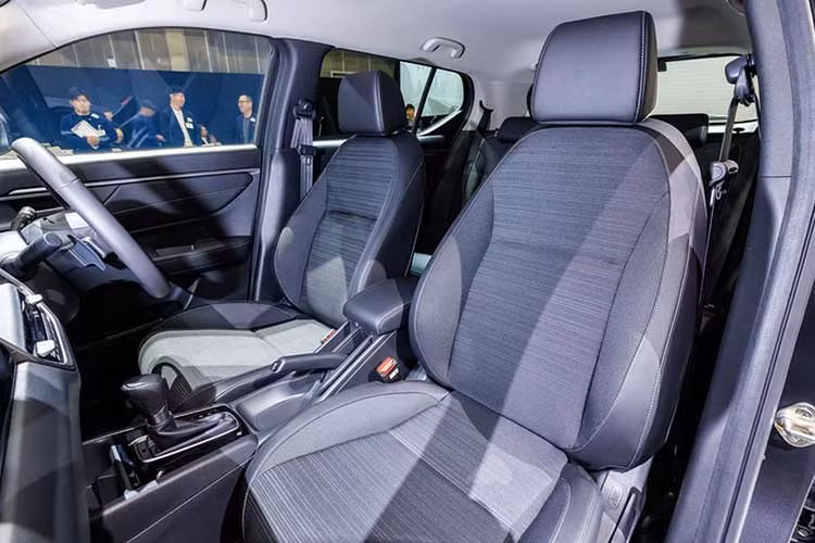 Đồng hồ lái trên Honda WR-V 2024 mới là dạng analog cổ điển, kết hợp với một màn hình tính năng đặt ở chính giữa. Khoang hành lý của mẫu SUV cỡ B này có thể tích khá lớn, lên tới 458 lít.