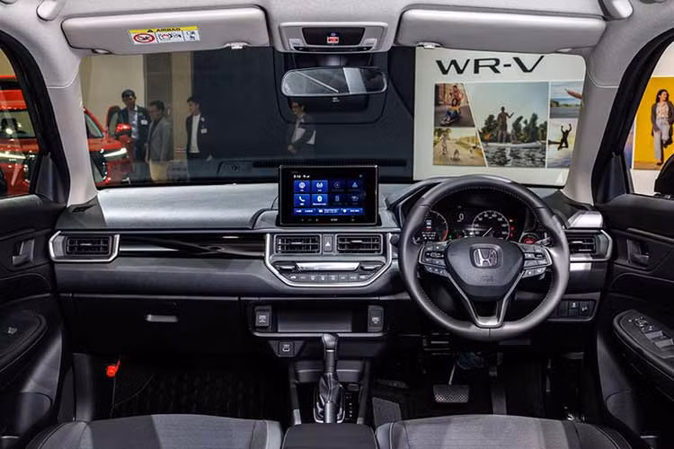 Là một mẫu SUV – B giá rẻ, nội thất của Honda WR-V được hoàn thiện bằng chất liệu nhựa và ghế ngồi bọc nỉ. So với Elevate bán tại Ấn Độ, WR-V có màn hình giải trí trung tâm nhỏ hơn.