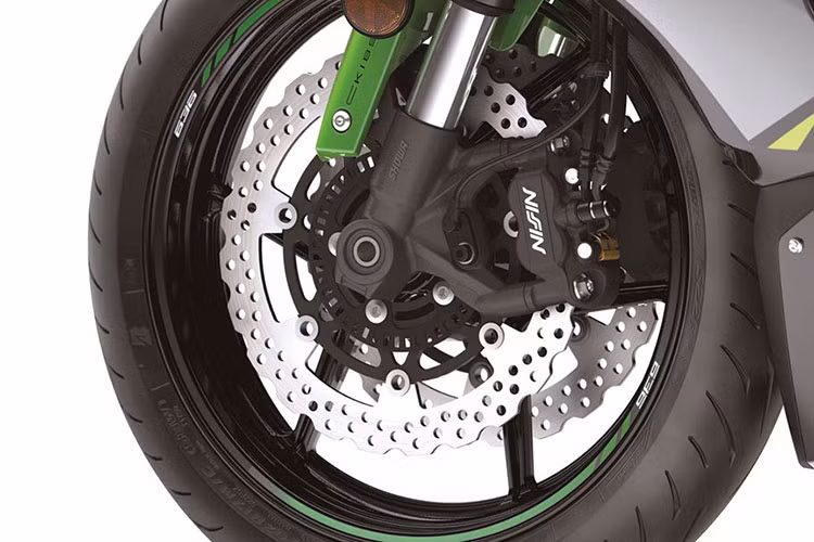 Ở phía trước, Kawasaki đã trang bị cho ZX-6R dàn phuộc USD đường kính ti trong 41mm Showa SFF-BP với khả năng điều chỉnh được hoàn toàn các thông số như độ cứng, độ nảy và tải trọng. Tương tự, phuộc sau cũng điều chỉnh toàn phần, nhưng là loại monoshock với điểm kết nối dưới gắp Uni Trak do Kawasaki thiết kế.