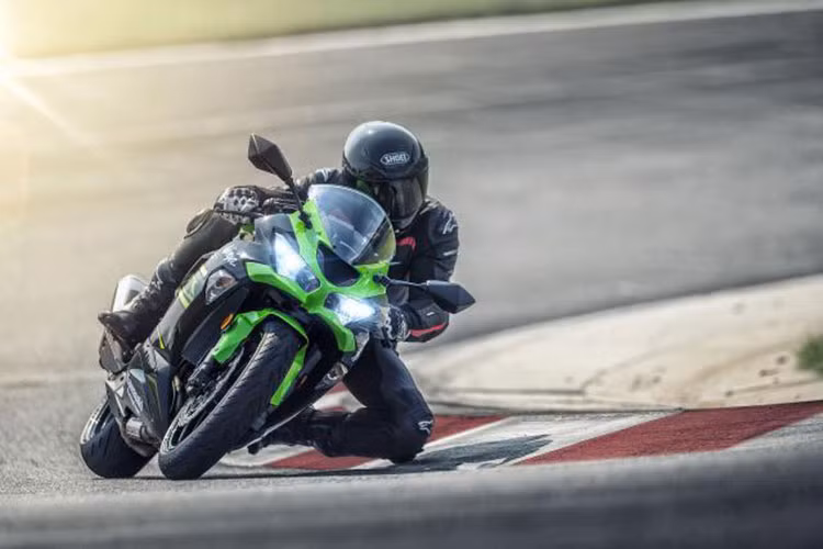 ZX-6R 2019 sẽ vẫn sử dụng cỗ máy 4 xy lanh 636 phân khối được ưa thích của Kawasaki, công suất tối đa 136PS, mô-men xoắn 70,8Nm và đạt tiêu chuẩn khí thải Euro 4. Ngoài ra, xe cũng sẽ được tich hợp bộ sang số nhanh Quick-Shifter, Slipper Clutch và bình điện 12V cỡ lớn cho khả năng lắp đặt thêm các thiết bị điện hỗ trợ khác.