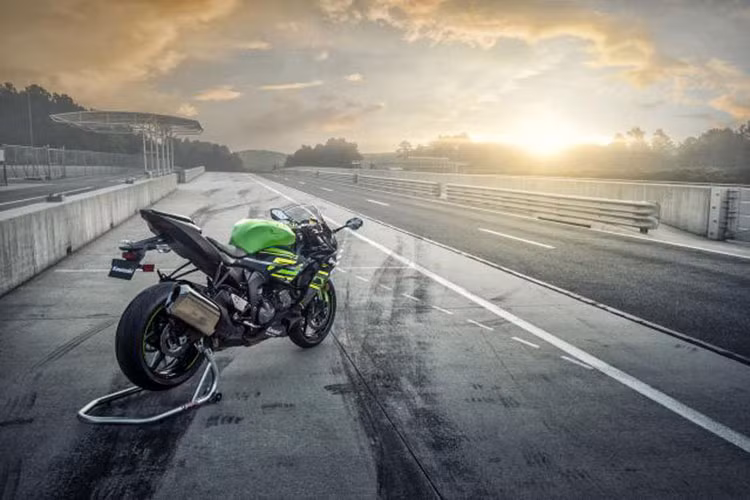 Mới đây, hãng xe máy đình đám tại Nhật Bản vừa có một vài hé lộ về mẫu xe Kawasaki ZX-6R phiên bản 2019 với tham vọng đưa chiếc xe 600cc của mình lên một tầm cao mới để có thể làm hài lòng cả những tay đua tầm trung hay những người sử dụng xe với mục đích thông thường.