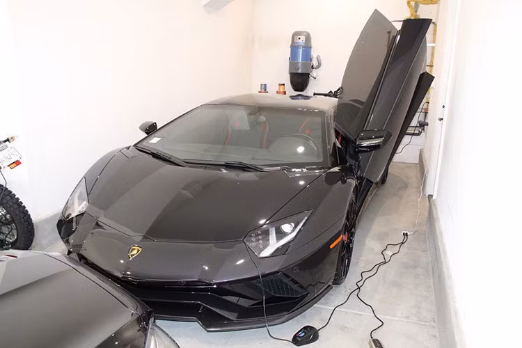 Một người đàn ông sống tại bang California, Mỹ, đã bị bắt sau khi dùng số tiền 5 triệu USD vay từ Chương trình Bảo vệ Tiền Lương (PPP) để mua 3 chiếc siêu xe đắt giá là Ferrari 458 Italia, Lamborghini Aventador S và Bentley Continental GT.