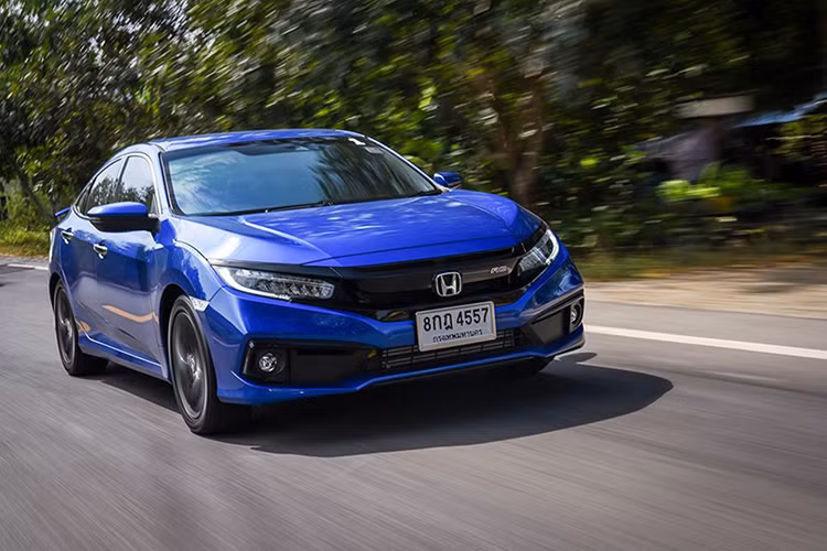 Được biết tại thị tường Thái Lan, Civic RS có giá bán 1.219.000 bath (khoảng 903 triệu đồng) đắt hơn 86 triệu đồng so với Civic Turbo thông thường (1.104.000 bath). Nếu Honda Civic RS 2019 có giá 923 triệu đồng tại Việt Nam, nó sẽ chênh khoảng 30 triệu đồng so với phiên bản Civic L nhưng được làm mới ngoại hình và thêm tính năng đề nổ từ xa.