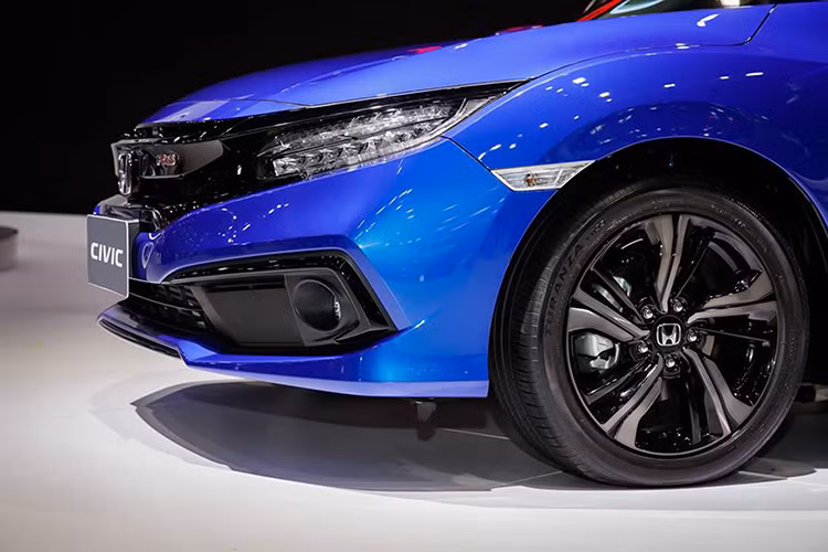 Về cơ bản, Civic RS 2019 là phiên bản nâng nhẹ các chi tiết ở ngoại thất với một số điểm mới như lưới tản nhiệt màu đen, mâm 18 inch sơn đen, bỗ sung cánh lướt gió ở phía sau nhưng cắt đi trang bị cửa sổ trời. Ngoài ra xe có thêm logo RS làm điểm nhất ở đầu và phía sau xe.