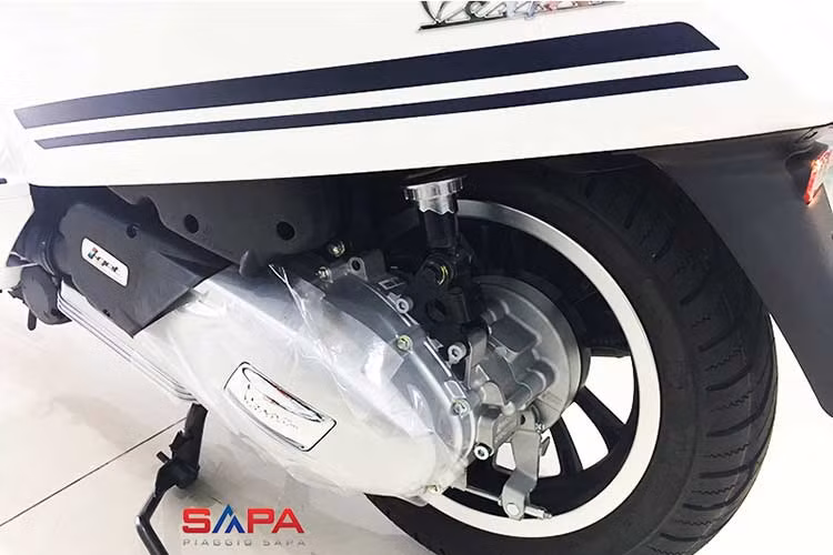 Phiên bản Vespa Primavera Yacht Club đặc biệt mới tại Việt Nam sẽ được trang bị khối động cơ iGet phun xăng điện tử giúp tối ưu hóa hiệu suất, giảm thiểu tiêu hao nhiên liệu, khí thải và tiếng ổn. Mở yên bằng khóa điện, cốp để đồ rộng có thể để cả 2 mũ bảo hiểm nửa đầu cho người sử dụng thoải mái hơn trong việc cất đồ.