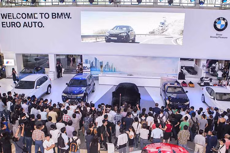 Cũng tại triển lãm lần này, các khách hàng có thể lái và trải nghiệm các dòng xe BMW ngay tại khuôn viên bên ngoài Triển lãm, với các mẫu xe hấp dẫn như : 116i, 218i, X1 và X3 sử dụng động cơ công nghệ TwinPower Turbo, được mệnh danh là động cơ nhỏ – hiệu suất cao.