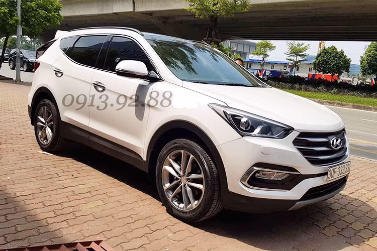 Thân xe của Santa Fe bao gồm bộ mâm đúc có thiết kế mới cùng gương chiếu hậu chỉnh điện tích hợp đèn báo rẽ LED. Công nghệ chiếu sáng LED tiếp tục được Hyundai áp dụng cho đèn hậu của xe, khiến SantaFe có vẻ hiện đại hơn. Nằm bên dưới cản sau là cặp ống xả kép với chụp hình tứ giác thể thao.