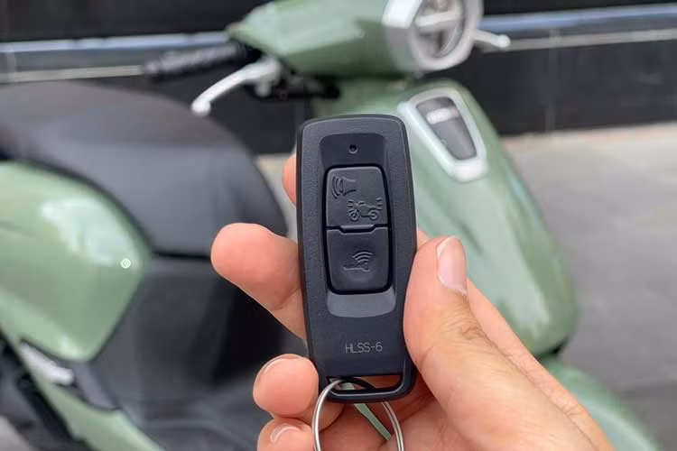 Về trang bị, Honda Giorno+ 125 sở hữu phanh đĩa trước, tang trống sau kèm công nghệ CBS phân bổ lực phanh đều hai bánh giúp tăng cường an toàn khi vận hành. Đối với phiên bản ABS xe có thêm hệ thống chống bó cứng phanh ABS giúp đảm bảo tốt hơn.
