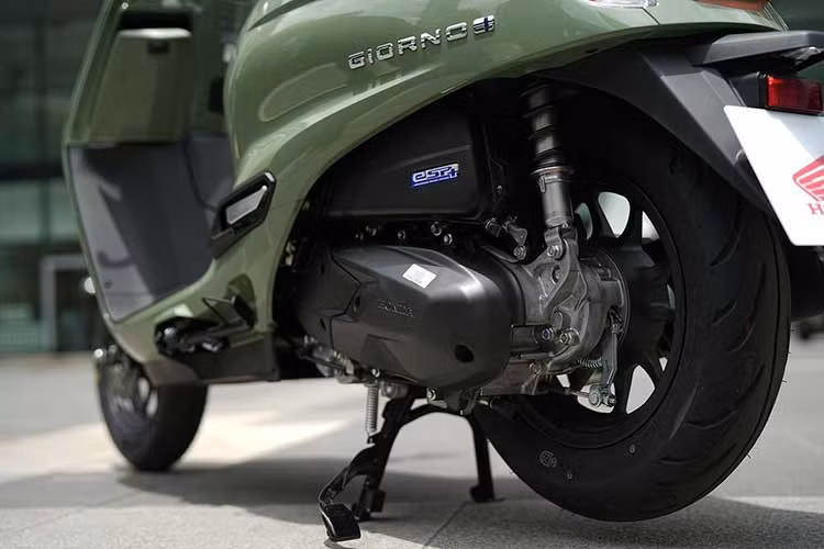 Về sức mạnh, Honda Giorno+ 125 được trang bị động cơ eSP+ 125cc, làm mát bằng dung dịch, có thêm tính năng Idling Stop giúp tự động ngắt động cơ tạm thời khi dừng xe quá 3 giây. Mức tiêu thụ nhiên liệu của xe rơi vào 52,6 km/lít xăng.