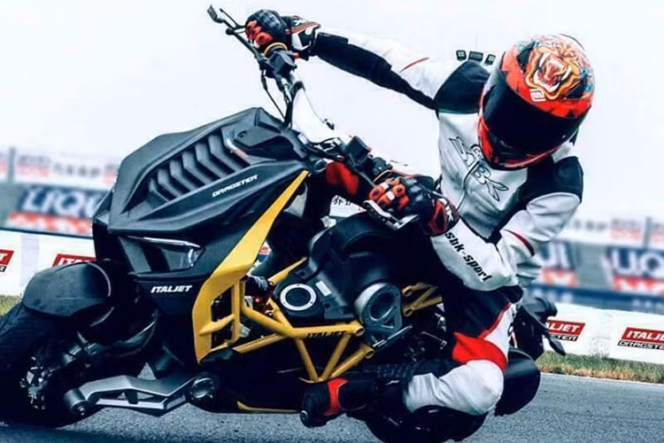 Mức giá xe Itajet Dragster 2021 dự kiến sẽ vào khoảng hơn 146 triệu đồng tùy phiên bản động cơ gồm 125 và 200 phân khối. Mặc dù Italjet ít được biết đến nhưng thiết kế của hãng xe này rất độc đáo và Dragster là một ví dụ điển hình. 