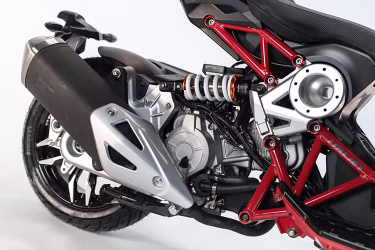 Dòng xe tay ga Dragster sẽ có 2 tuỳ chọn động cơ 200 cc và 125 cc. Dragster 125 cc được ưu chuộng hơn ở châu Âu vì bằng lái (Châu Âu phân hạng bằng lái là 125 cc chứ không phải 175 cc như ở Việt Nam).