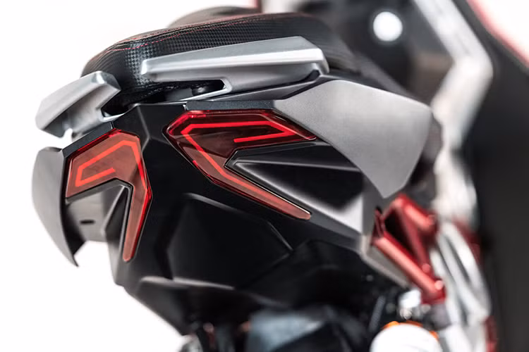 Cả 2 phiên bản xe tay ga Itajet Dragster 2021 mới đều được trang bị phuộc có thể tuỳ chỉnh được, phanh đĩa trước sau. Ngoài ra, đèn xi nhan trước được gắn liền với gù tay lái nhìn khá lạ mắt.