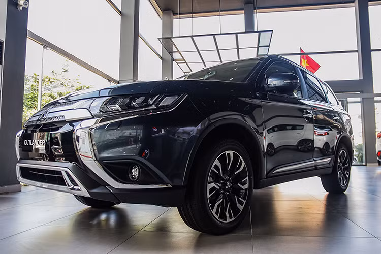 Như vậy sau 5 tháng, cuối cùng Mitsubishi Outlander 2.4 CVT Premium cũng bước lên đời 2020 mới nhất với ngoại thất bắt mắt hơn cùng nhiều trang bị hấp dẫn khác và đáng chú ý, giá xe Mitsubishi Outlander 2.4 CVT Premium đề xuất không những không tăng lại còn giảm tới 42 triệu đồng xuống mức 1,058 tỷ đồng. 