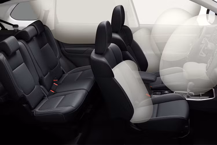 Về khả năng vận hành, phiên bản cao cấp nhất của Mitsubishi Outlander 2020 được trang bị động cơ xăng Mivec dung tích 2.4L cho công suất tối đa 164 mã lực và mô-men xoắn cực đại lên tới 222 Nm. Trang bị hộp số là loại tự động vô cấp CVT, đi kèm với hệ dẫn động 2 cầu 4WD.