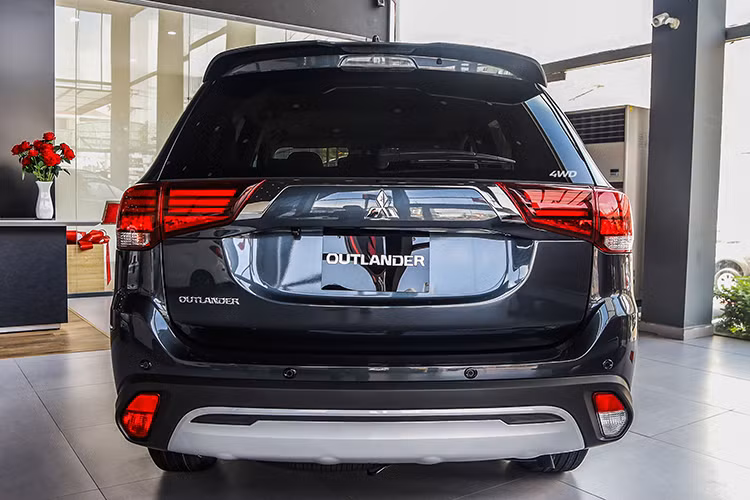 Bên cạnh đó, Outlander 2.4 CVT Premium còn được trang bị hệ thống đèn pha tự động (Auto High Beam), hệ thống kiểm soát chân ga khi đang phanh gấp (Brake Override System) và gương chiếu hậu trong xe chống chói tự động.