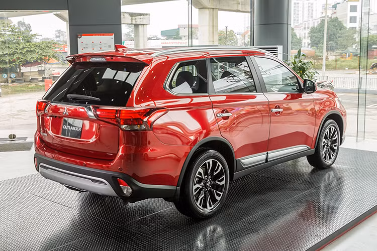 Ngoài ra, cản trước và cản sau của xe cũng được thiết kế lại, cùng với đó là sự xuất hiện của đèn sương mù – chi tiết không có trên bản tiêu chuẩn. Bên cạnh đó, xe còn được trang bị mâm hợp kim đa chấu phối 2 tông màu tương phản, kích cỡ 18 inch. 