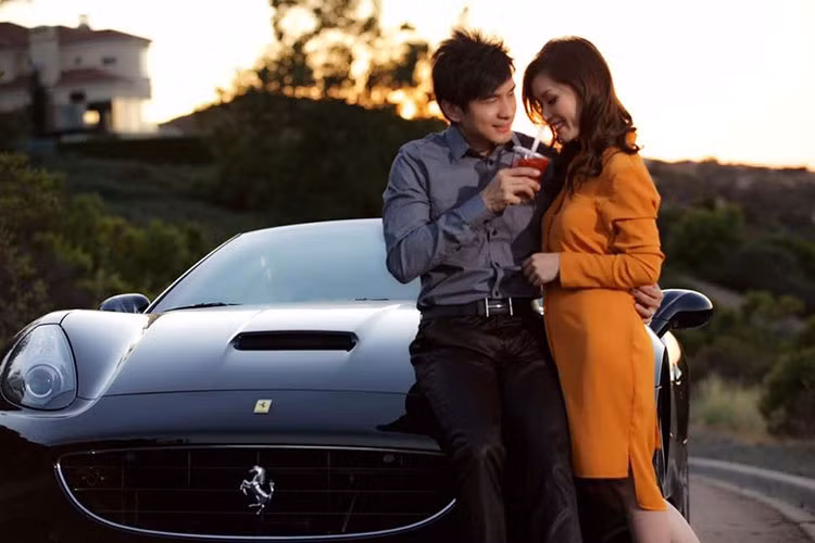 Không chỉ siêu xe, Đan Trường cũng từng khiến nhiều người choáng ngợp với khối tài sản khổng lồ khi đang sở hữu một căn biệt thự xa xỉ trên đất Mỹ. Cách đây không lâu, bà xã Đan Trường lần đầu giới thiệu bên trong căn nhà với khán giả. Căn biệt thự rộng không khác gì một khách sạn 5 sao, gồm rất nhiều phòng khách, phòng ngủ, bể bơi, phòng bếp…