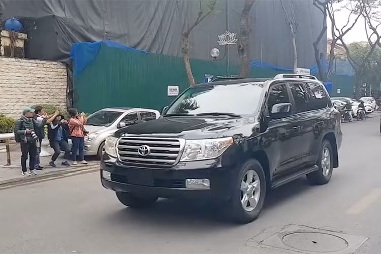 Chúng có khả năng chống đạn và chống mìn, bảo vệ trước các vụ nổ ở cả gầm xe lẫn bên hông khiến hành khách có thể an tâm trước các cuộc tấn công bằng mìn, lựu đạn hay súng cỡ lớn. Bên cạnh đó, xe có thể được trang bị thùng nhiên liệu tự vá khi bị trúng đạn đồng thời bộ lốp có thể chạy tốt ngay cả khi bị bắn thủng.