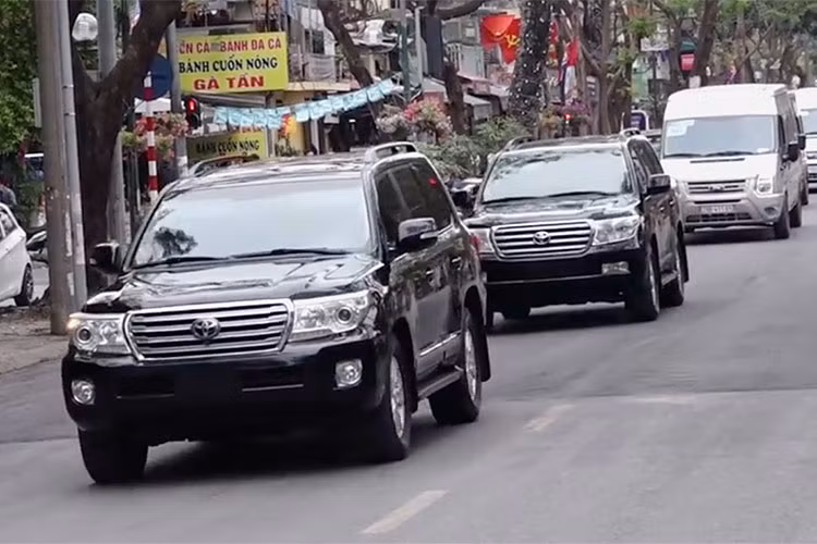Chúng được ví như một chiếc lô cốt di động nhờ khả năng chống đạn và kháng mìn khá hoàn hảo nhưng vẫn giữ được dáng vẻ lịch lãm, khỏe khoắn cùng khả năng chinh phục mọi loại địa hình như vốn có của những chiếc xe Toyota Land Cruiser VRX cơ sở chưa qua nâng cấp.