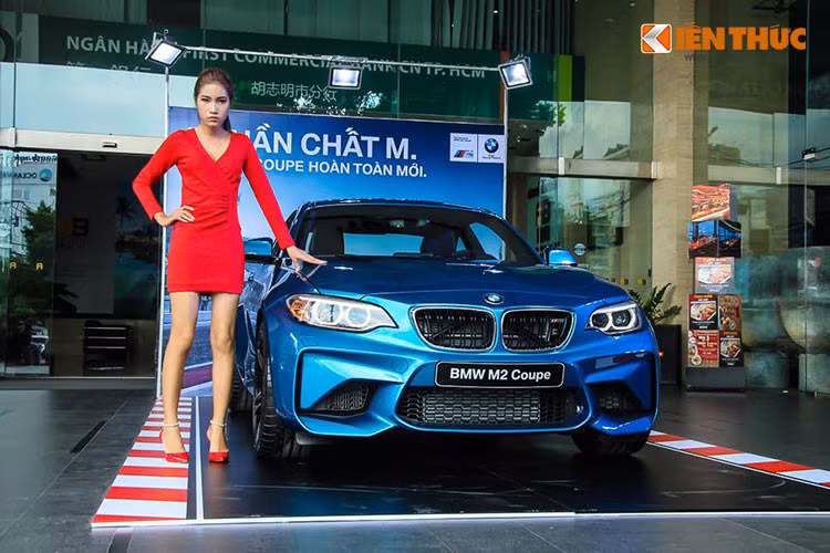 Hiện nhà phân phối BMW Thaco đang công bố mức giá bán chính hãng của BMW M2 ở con số 2,99 tỷ đồng, giá này tương đương so với thời kỳ Euro Auto phân phối hãng xe hạng sang Đức. M2 là phiên bản hiệu suất cao của BMW 2-Series (Ảnh: BMW M2 Coupe thời còn được Euro Auto phân phối tại Việt Nam, xe đang thược sở hữu của Cường Đô la).