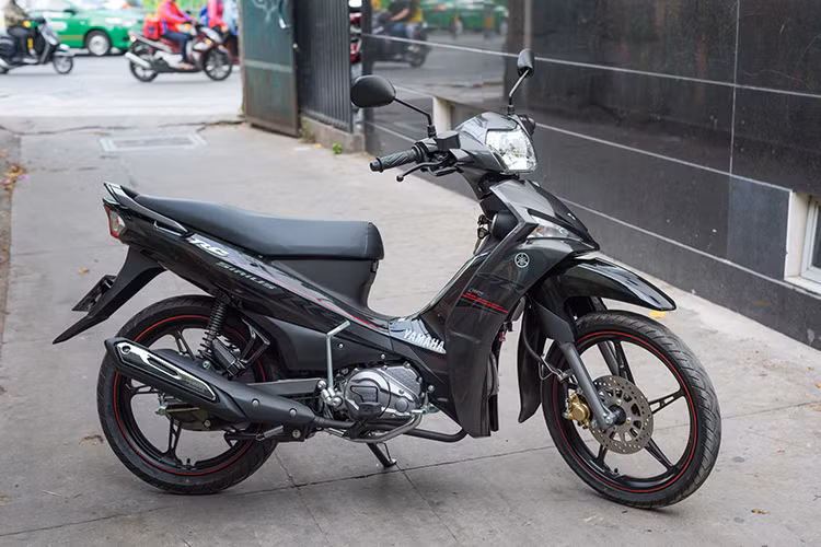 Yamaha Việt Nam vừa giới thiệu loạt xe số Sirius phiên bản 2017 với một số cải tiến nhỏ về ngoại hình cũng như tính năng. Điểm khác biệt của mẫu xe này chỉ là dàn tem được thiết kế lại sắc nét hơn, các chi tiết còn lại không có gì thay đổi nhiều so với thế hệ cũ đang được bán trên thị trường.