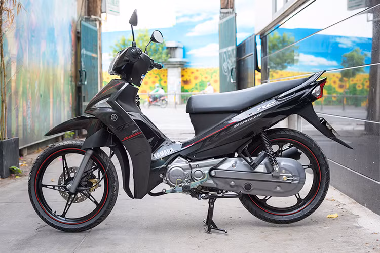 Mẫu xe máy phổ thông Sirius rẻ nhất của thương hiệu Yamaha nằm trong danh mục sản phẩm xe số hiện đang phân phối của Yamaha Việt Nam, xếp sau Jupiter và Exciter. Mẫu xe số bình dân của Yamaha có đặc tính vận hành bền bỉ và tiết kiệm nhiên liệu, với lần đổi mới nhẹ về thiết kế ngoại hình lần này xe có thêm tuỳ chọn màu sơn lên tới 12 màu.