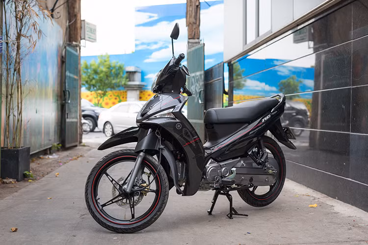 Theo thông tin từ phía nhà phân phối thương hiệu Yamaha tại Việt Nam, Yamaha Sirius Fi 2017 sẽ chính thức có mặt tại các cửa hàng chính hãng với giá 20,34 triệu cho phiên bản vành nan phanh thường, 21,34 triệu với bản vành nan phanh đĩa và bản vành đúc RC có giá 23,19 triệu.