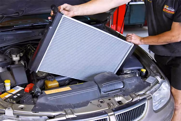Khi cảm biến hỏng, ECU đánh giá sai lệch về tình trạng thực của động cơ. Do vậy, lượng nhiên liệu cung cấp cho động cơ sẽ nhiều hơn bình thường. Từ đó, ôtô uống xăng nhiều dẫn đến hao phí nhiên liệu và tiền bạc.