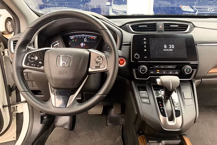 Về mặt tổng thể, Honda CR-V sở hữu kích thước bao ngoài chiếc xe dài x rộng x cao lần lượt là 4.584 x 1.855 x 1.679 (mm), khoảng sáng gầm xe 198 mm tăng thêm 28mm so với thế hệ tiền nhiệm. Đèn pha, đèn sương mù, cản trước thiết kế lại hoàn toàn. Đuôi xe thay đổi hoàn toàn phong cách so với thế hệ cũ, cụm đèn chiếu hậu hình đôi cánh. Toàn bộ hệ thống đèn của CR-V 2018 đều dùng bóng LED trên phiên bản L và G.