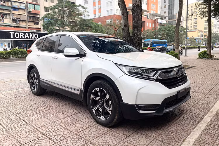 Các mẫu Honda CR-V giảm giá tại các đại lý chính hãng là các phiên bản sản xuất năm 2019, đây là một hình thức “dọn kho” thường thấy đối với các mẫu xe nhập khẩu chưa kịp tiêu thụ hết các xe sản xuất năm trước đó nhưng năm mới đã sắp kết thúc được 1/4 chặng đường. 