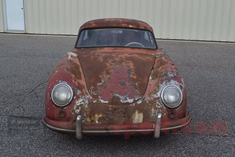 Tuy nhiên, nếu chiếc Porsche 356 Coupe 1952 này được khôi phục một cách tốt đẹp, nó có thể trở thành một dự án đầu tư sinh lời và bán ở cái giá 200.000 USD (khoảng hơn 4 tỷ đồng).