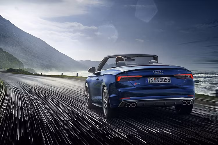 Về hiệu suất, S5 Cabrilolet dẫn động 4 bánh quattro có khả năng tăng tốc lên 100km/giờ trong 4,8 giây và đạt vận tốc tối đa giới hạn điện tử 250km/giờ nhờ động cơ nâng cấp kết hợp với hộp số Tiptronic 8 tốc độ chứ không phải hộp số ly hợp kép như dự đoán trước khi xe ra mắt.