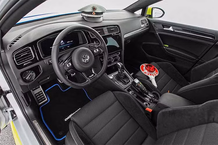 Ở dạng nguyên bản, Golf R vốn đã là phiên bản thể thao nhất của dòng hatchback hạng C Golf khi được trang bị động cơ 2.0l tăng áp cho công suất 310 mã lực, kết hợp với hệ dẫn động 4 bánh thay vì cầu trước.