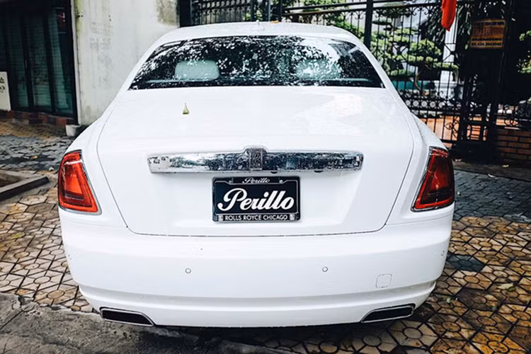 Rolls-Royce Ghost Series II tại thị trường Việt Nam có giá cao gấp 5 lần mức giá xuất xưởng vì thuế tiêu thụ đặc biệt mới được áp dụng từ ngày 1/7/2016. Trong đó, những mẫu xe được trang bị động cơ có dung tích xy-lanh trên 6.0 lít như Rolls-Royce phải chịu mức thuế 150%. Việt Nam hiện cũng là một trong những quốc gia có giá xe cao nhất thế giới...
