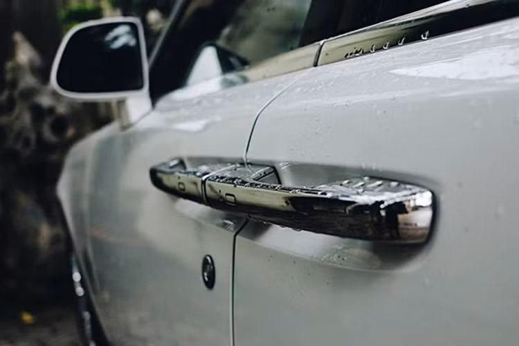 Nhiều nguồn tin cho hay, một tay chơi tại thành phố Vinh đã đặt hàng chiếc Rolls-Royce Ghost Series II màu trắng muốt từ thị trường nước ngoài về Việt Nam chơi Tết. Hiện vẫn chưa rõ giá bán dành cho chiếc xe siêu sang này, chỉ biết rằng, những chiếc Ghost Series II chính hãng đang được phân phối với mức giá từ 38 đến 42 tỷ đồng.