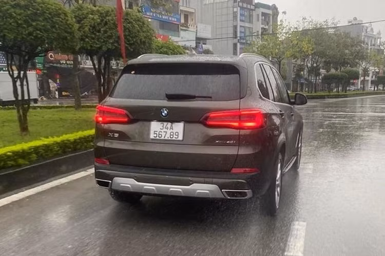 Tất nhiên là việc may mắn bấm được siêu biển "sảnh rồng" 34A-567.89 sẽ giúp giá trị chiếc xe BMW X5 tại tỉnh Hải Dương tăng cao khi sở hữu biển VIP này. Được biết, đã có nhiều người ngỏ ý muốn mua lại chiếc X5 này với giá cao nhưng không rõ chủ xe có ý định bán xe hay không.