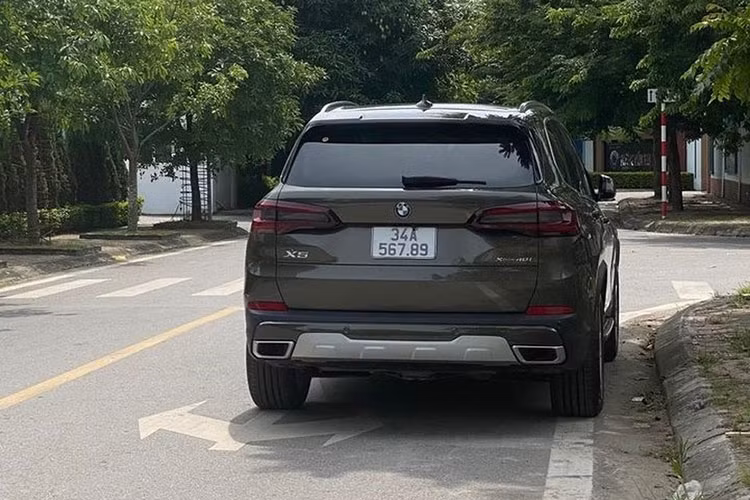 Chính vì điều này mà việc chủ nhân của một chiếc xe BMW X5 trúng biển sảnh rồng với dãy số 34A-567.89 tại Hải Dương này đã thu hút giới mê biển và nhiều người còn mạnh dạn hỏi mua nhưng chưa rõ con số cuối cùng mà chủ nhân chốt giao dịch ra sao. Nếu là người thích biển đẹp, họ có thể từ chối những con số ấn tượng từ người mua.