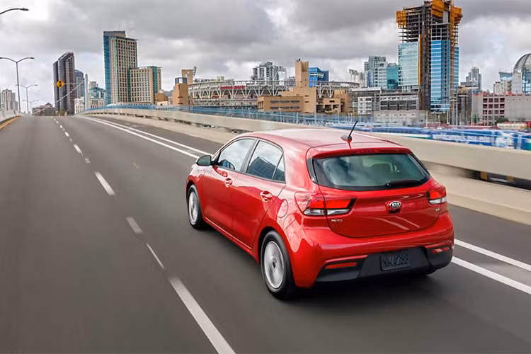 Rio GT-Line 2019 được hãng xe ôtô Kia là khối động cơ tăng áp 1.0L, 3 xi-lanh cho công suất 118 mã lực và 171 Nm, kết hợp hộp số sàn 6 cấp. Sức mạnh của xe tương đương với các đối thủ khác trên thị trường như: Ford Fiesta ST, Renault Clio RS hay VW Polo GTI.