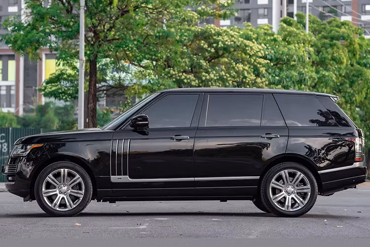 Về ngoại hình, chiếc xe SUV Range Rover Autobiography Black Edition hạng sang này không có quá nhiều sự khác biệt so với phiên bản tiêu chuẩn. Chiếc xe được phát triển dựa trên bản trục cơ sở dài, với kích thước chiều dài × rộng × cao lần lượt là 5.200 × 2.220 × 1.868 mm cùng chiều dài cơ sở đạt mức 3.120 mm.