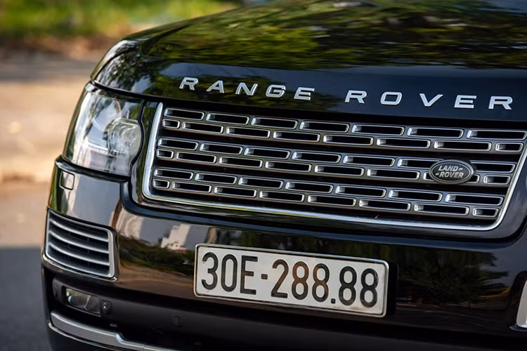 Dù là đời 2015 nhưng ngoại hình chiếc Range Rover Autobiography Black Edition vẫn khá tương đồng với những chiếc Autobiography thế hệ mới. Phần đầu xe nổi bật nhờ lưới tản nhiệt và ốp hốc gió mạ chrome sáng bóng, đi kèm cụm đèn chiếu sáng Bi-HID. Hai bên hông xe có huy hiệu “L” đánh dấu cho phiên bản trục cơ sở kéo dài.