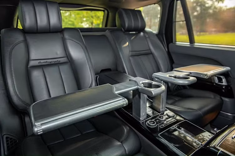 Có thể do được chăm sóc tỉ mỉ và cẩn thận, nội thất chiếc Range Rover Autobiography LWB Black Edition sau 7 năm sử dụng vẫn chưa xuất hiện nhiều vết nhăn trên ghế da hay dấu hiệu “lão hóa”. Dù vậy, những chi tiết ốp gỗ đã sẫm màu hơn sau thời gian dài dù được chăm sóc kĩ càng.