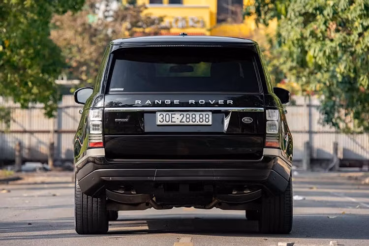 Cung cấp sức mạnh cho Range Rover Autobiography LWB Black Edition là khối động cơ V8 5.0 lít Supercharged, sản sinh công suất tối đa 510 mã lực và mô-men xoắn cực đại 620 Nm, kết hợp với hộp số tự động 8 cấp. Nhờ đó, xe có thể bứt tốc từ 0-100 km/h trong 5,4 giây trước khi đạt tốc độ tối đa 250 km/h. 