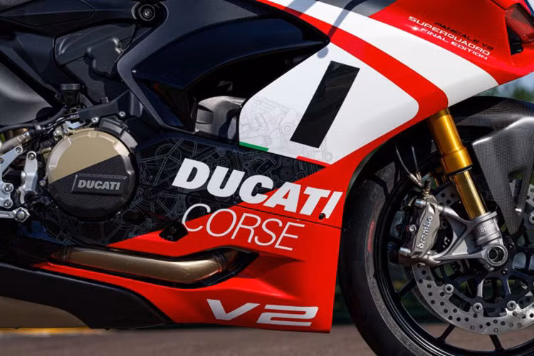 Khối động cơ Superquadro V-twin ở phiên bản Ducati Panigale V2 Superquadro Final Edition 2025 đặc biệt này đi kèm sức mạnh 155 mã lực tại 10.750 vòng/phút và mô-men xoắn cực đại 104 Nm tại 9.000 vòng/phút từ động cơ 955 cc. Pin lithium-ion được trang bị tiêu chuẩn.