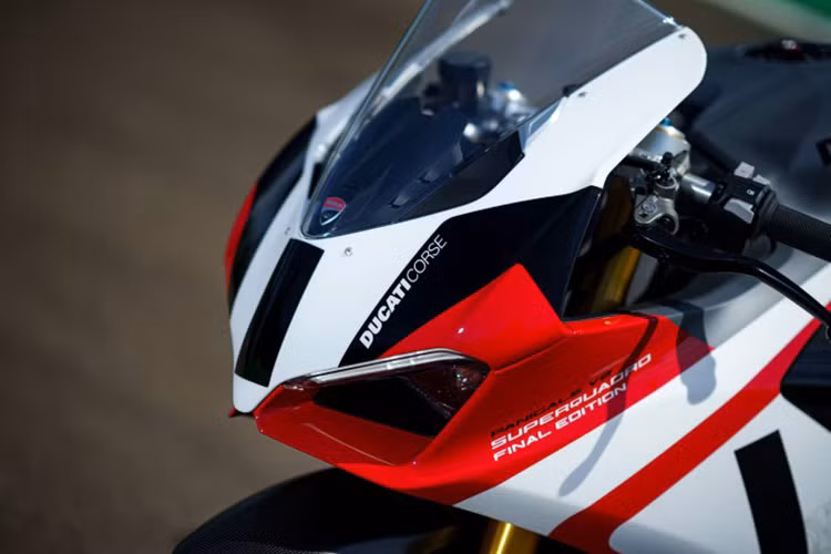 Thân xe Ducati Panigale V2 Superquadro Final Edition bản đặc biệt với thiết kế đồ họa độc đáo Superquadro Tribute, bao gồm các tông màu trắng, đỏ, đen và xám. Đồ họa đậm đà, kết hợp với số 1 trên cản trước tạo nên nét hấp dẫn cho xe.